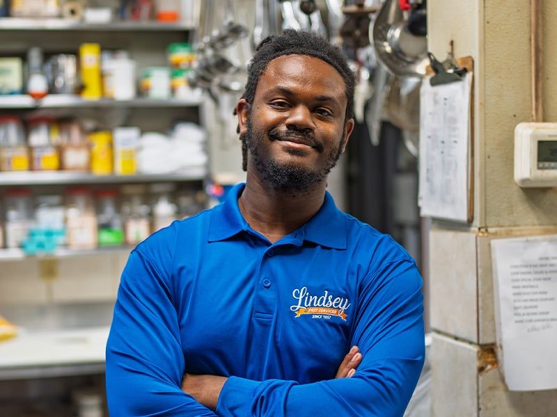 commercial pest control specialist in restaurant