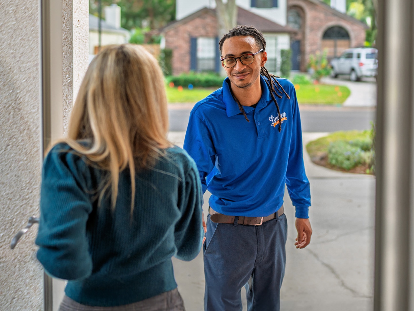 lindsey pest specialist greeting customer