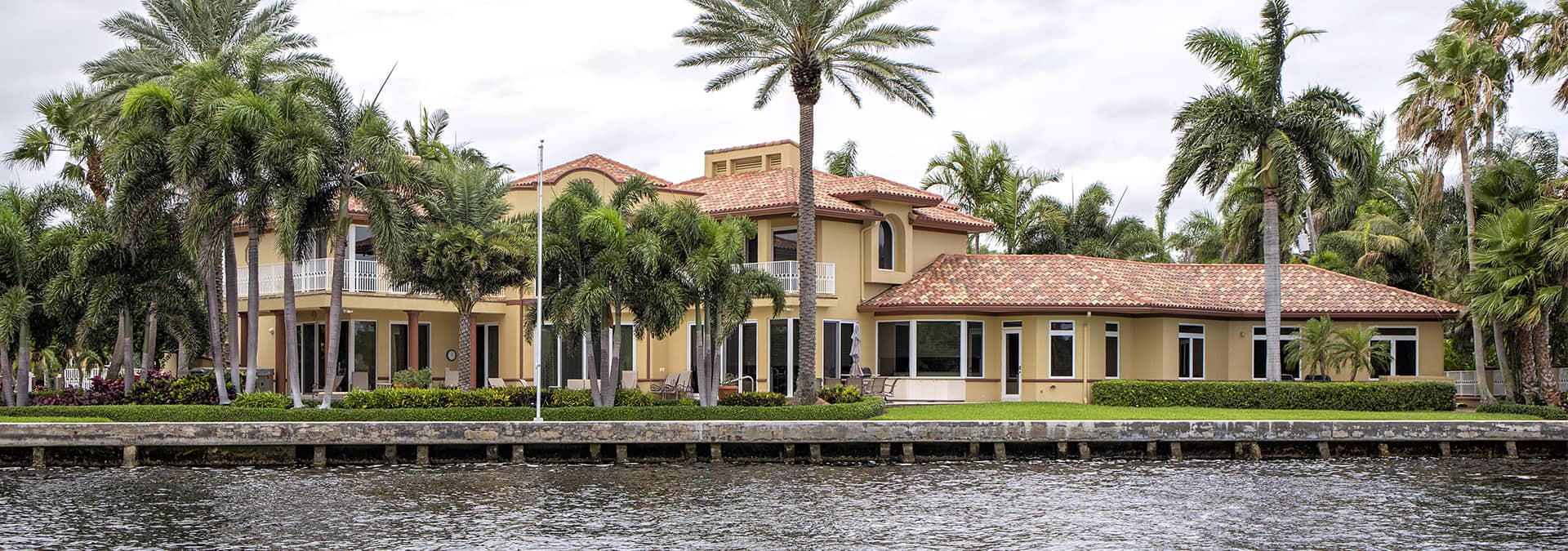 a large waterfront house in middleburg florida
