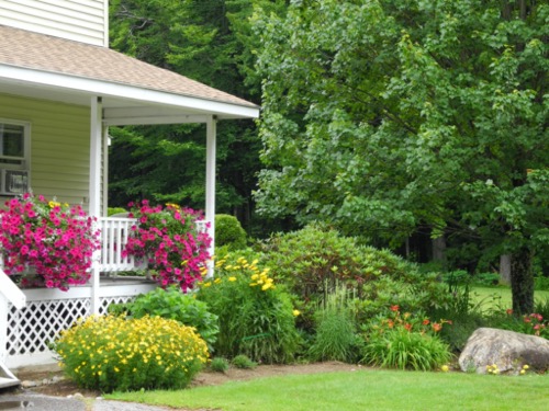 wilson-lake-inn_grounds-gardens_04