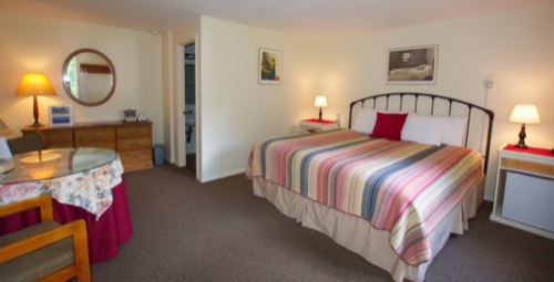 wilson-lake-inn_large-king-room_01