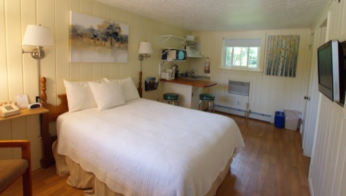 wilson-lake-inn_standard-room_01