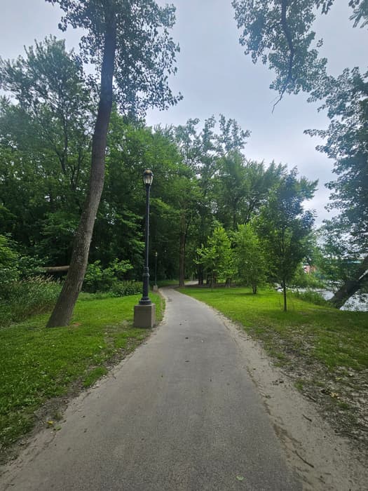 trail section south of Great River Park (Credit: Laura Kelly)