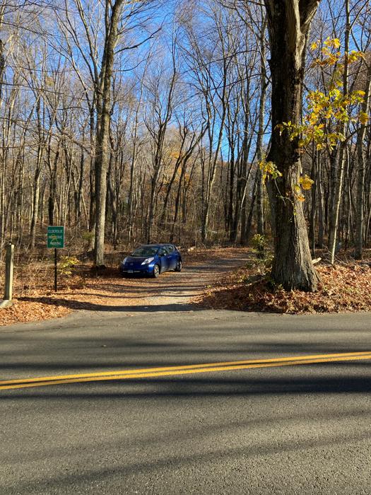 Parking lot on Peck Hill Rd (Credit: Trail Finder staff/ AK)