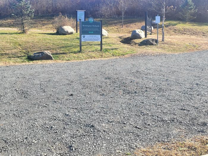 Kensington Orchards/Chamberlain Highway kiosk (Credit: H. Brierley)