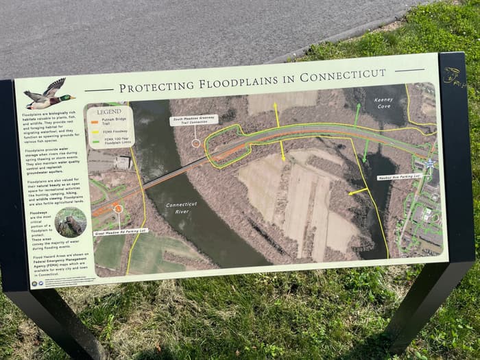 Trail kiosk at Naubuc Avenue, Glastonbury (Credit: Adelheid Koepfer)