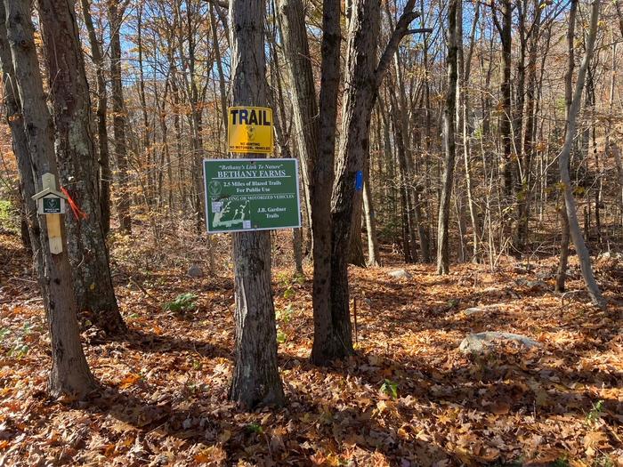 Entrance heading south from Farm View Road