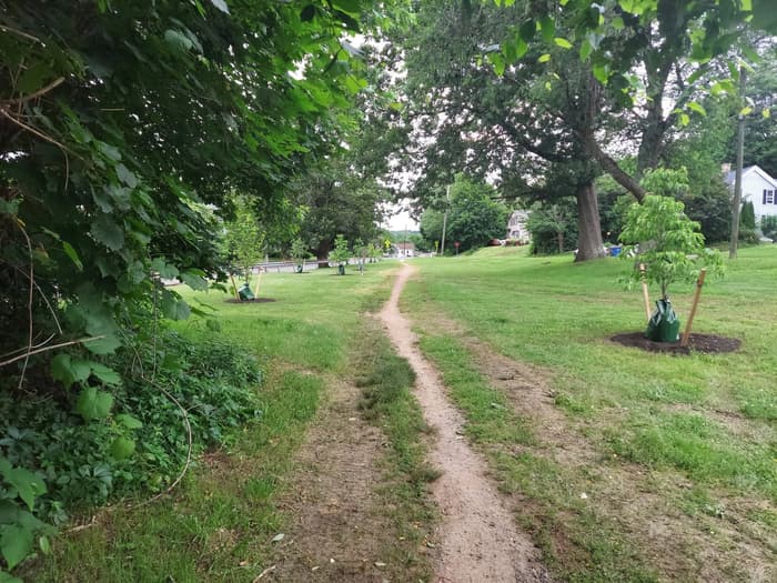 narrow dirt trail section through neighborhood area (Credit: Bob Lazzari)