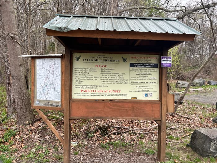 kiosk at entrance to Orange Trail (Credit: Sheila Dravis-Cosgrove)