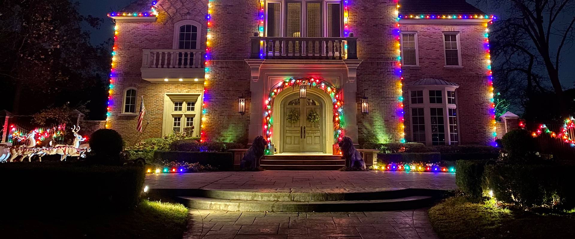 christmas lights on a nice house