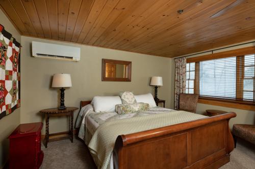 A bed and two lamps in a beige painted room