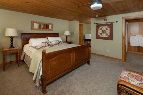 A bed and two lamps in a beige painted room