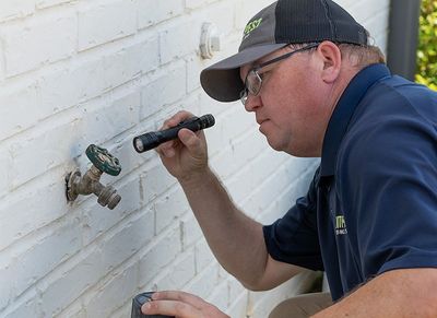 shreveport exterminator inspecting house