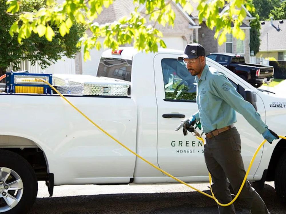 weed control specialist treating lawn in santa fe nm