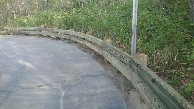 Rail-Wood Guardrail with Chamfered Posts