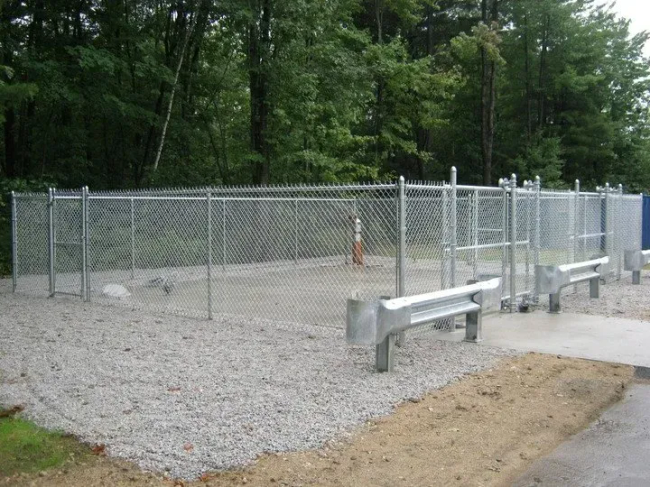 Galvanized Chain Link Enclosure with Guardrail