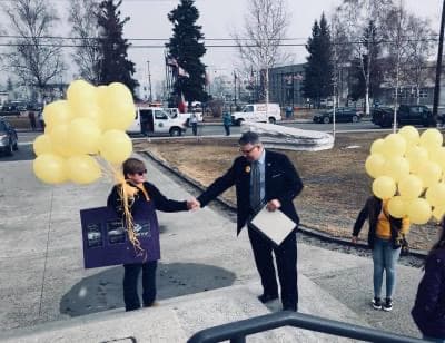Mayor shaking students hand