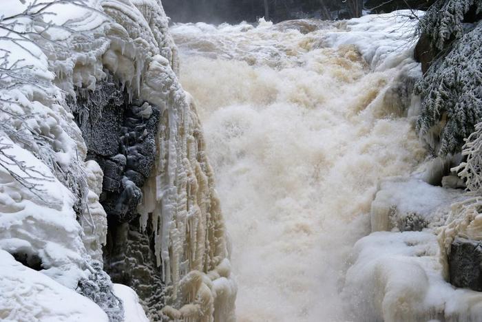 Winter at Rainbow falls (Credit: Wm Hill/Hiking the trail to yesterday)