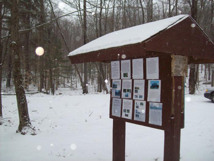 A kiosk and several other signs give you plenty of information. (Credit: https://hikingthetrailtoyesterday.wordpress.com/)