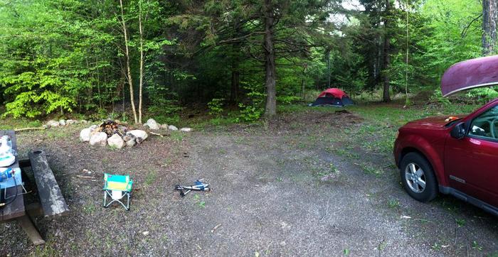 Picnic table and pit but no grate for the pit (Credit: Jakobp)