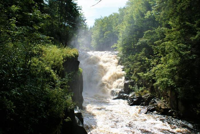 Rainbow falls- summer (Credit: Wm Hill/Hiking the trail to yesterday)
