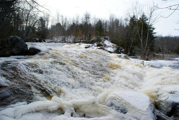 Lower Sinclair falls in winter (Credit: Wm Hill/Hiking the trail to yesterday)