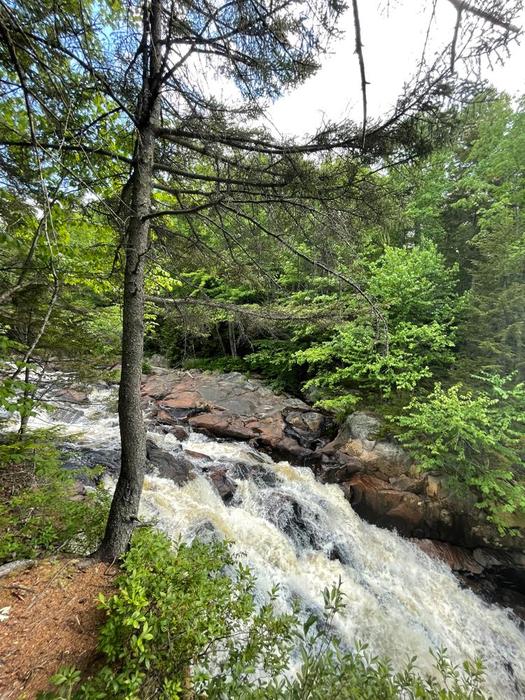 Edge of Rainbow Falls (Credit: Nancy Badlam)