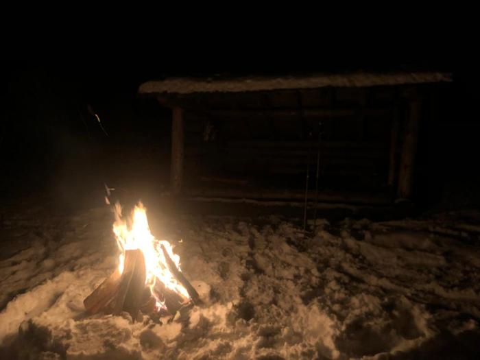 Winter fire at Kip trail leanto (Credit: Jakobp)