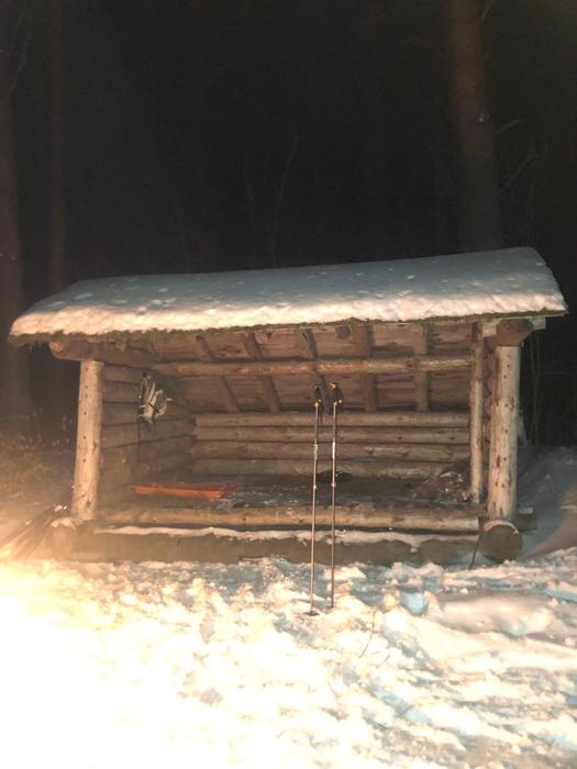 Night ski to a snow covered leanto (Credit: Jakobp)