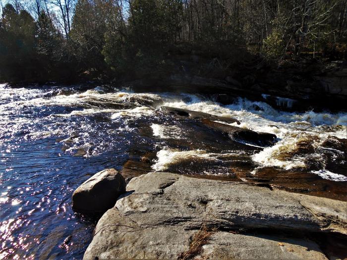 Enjoy views of the falls from the water's edge (Credit: https://hikingthetrailtoyesterday.wordpress.com/)
