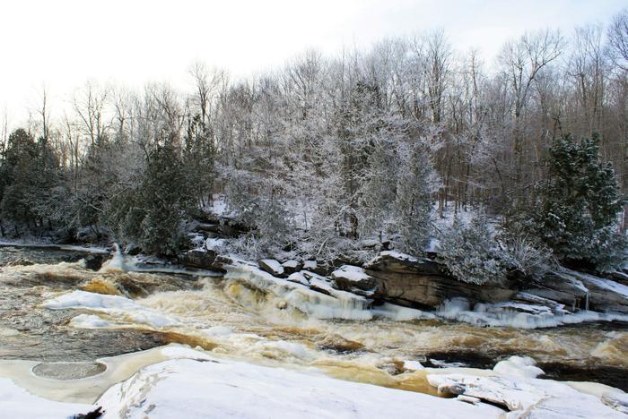 Hart's Falls in winter (Credit: https://hikingthetrailtoyesterday.wordpress.com/)