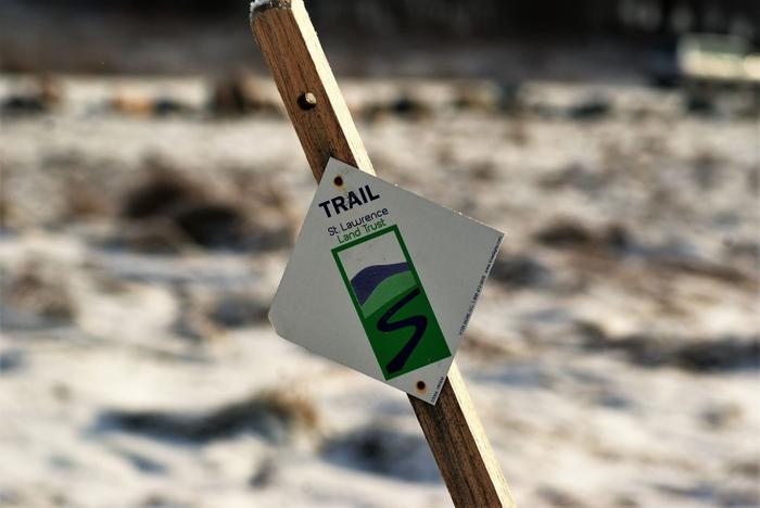 Trail marker along the route (Credit: https://hikingthetrailtoyesterday.wordpress.com/)