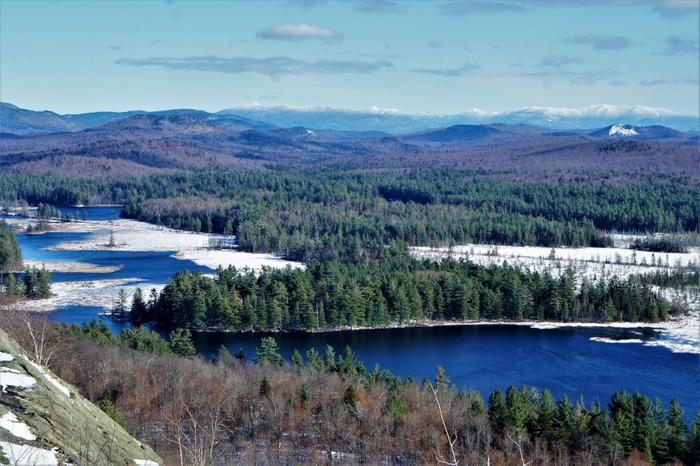 Amazing views from the  overlook (Credit: https://hikingthetrailtoyesterday.wordpress.com/)