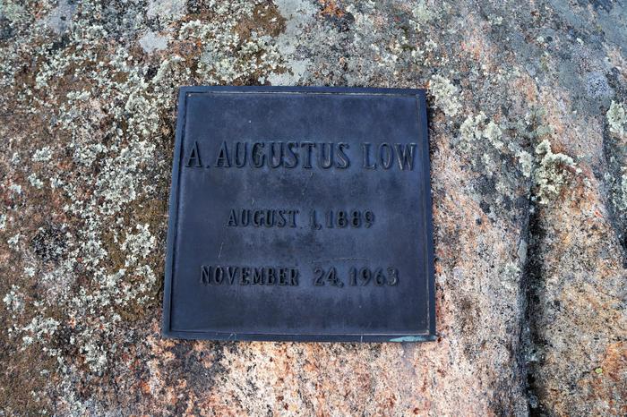 Memorial plaque on the summit (Credit: https://hikingthetrailtoyesterday.wordpress.com/)
