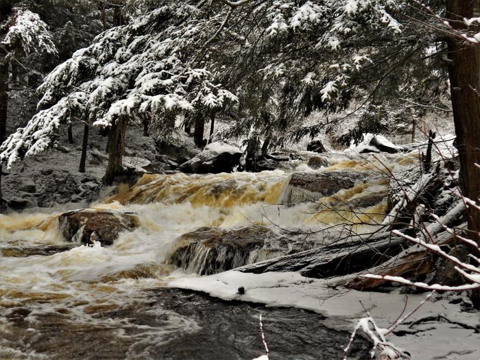 Plumb Brook Falls (Credit: https://hikingthetrailtoyesterday.wordpress.com/)