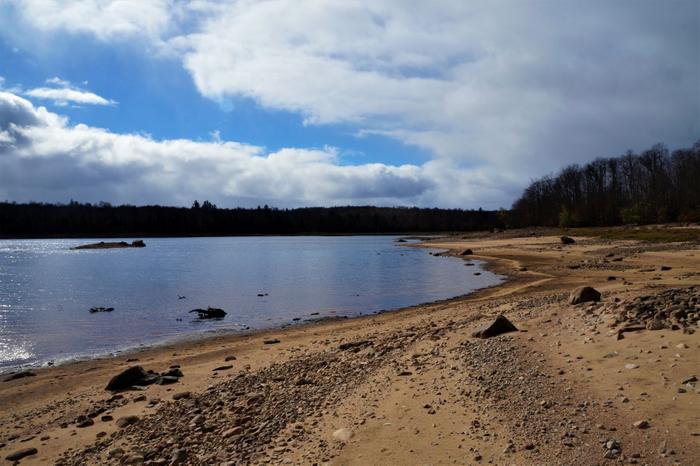 Return route along the reservoir (Credit: Hiking the Trail to Yesterday)