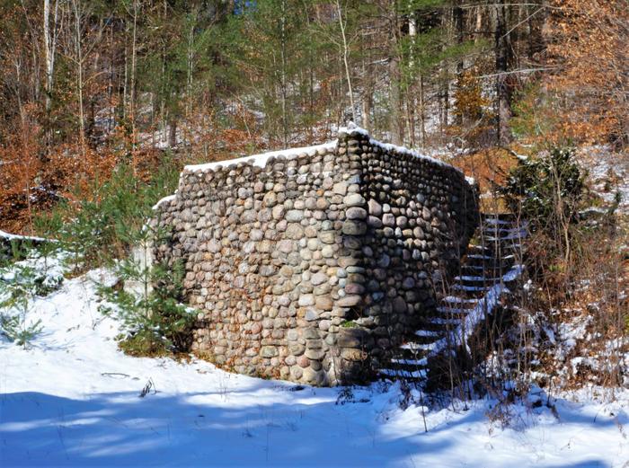 Ruins at Hitchen's Park (Credit: https://hikingthetrailtoyesterday.wordpress.com/)