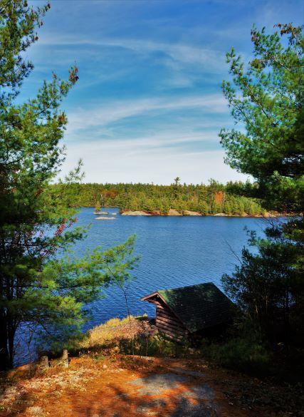 Huckleberry Lake lean-to (Credit: Wm Hill/Hiking the trail to yesterday)