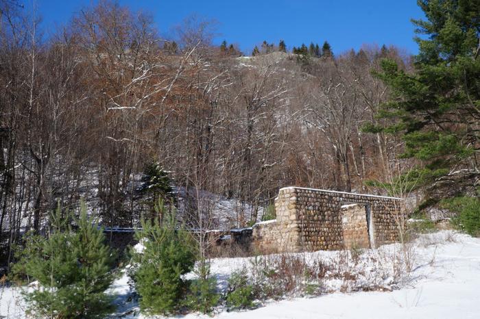 The trail head and register are to  the right of these ruins. (Credit: https://hikingthetrailtoyesterday.wordpress.com/)