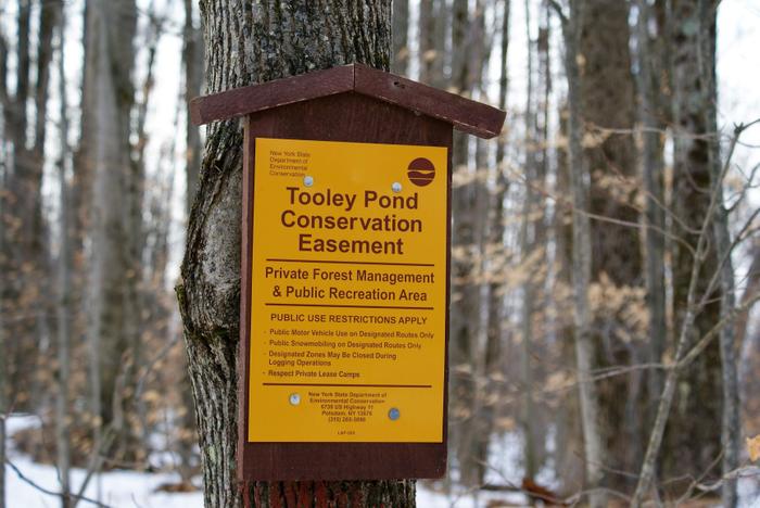 Tooley Pond Conservation Easement sign (Credit: https://hikingthetrailtoyesterday.wordpress.com/)