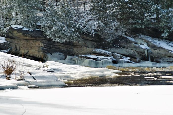 Winter is always a great time to visit waterfalls. (Credit: https://hikingthetrailtoyesterday.wordpress.com/)