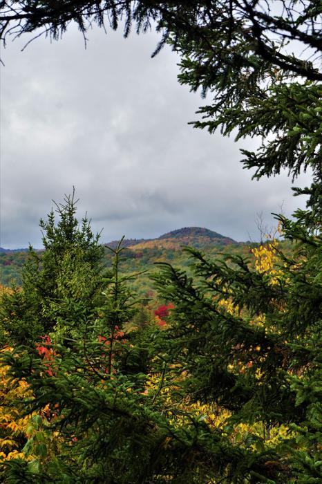 a glimpse of Silver Lake Mountain  near the overlook summit. (Credit: https://hikingthetrailtoyesterday.wordpress.com/)