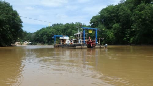 Sand extractor runs on cable in the river (Credit: pcumalander-frick)
