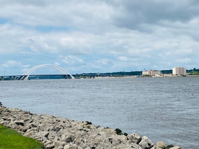 Facing west along the trail. (Credit: Bi-State Regional Commission)