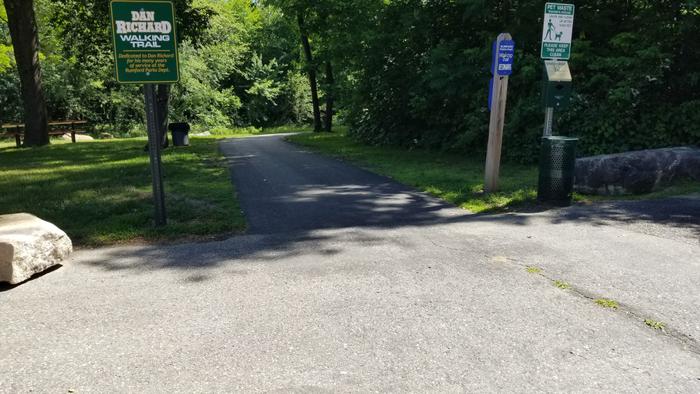 Entrance to the trail from the parking lot (Credit: Enock Glidden)