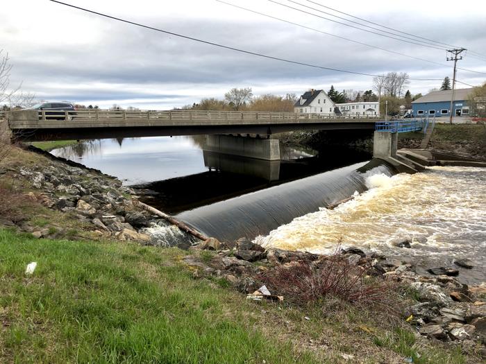 Dam just downstream of the park; extremely dangerous do not go under bridge or approach. (Credit: Zip Kellogg)