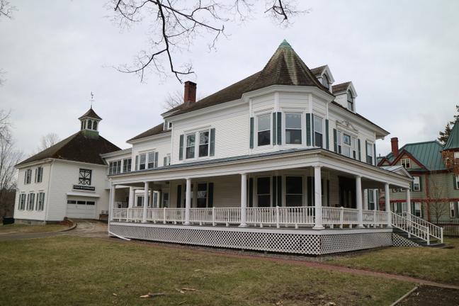 The historical Holman House is a prominent home here in Farmington. You and your family can enjoy the original woodwork while at home and then take the minutes walk to town and enjoy the shopping and restaurants.
