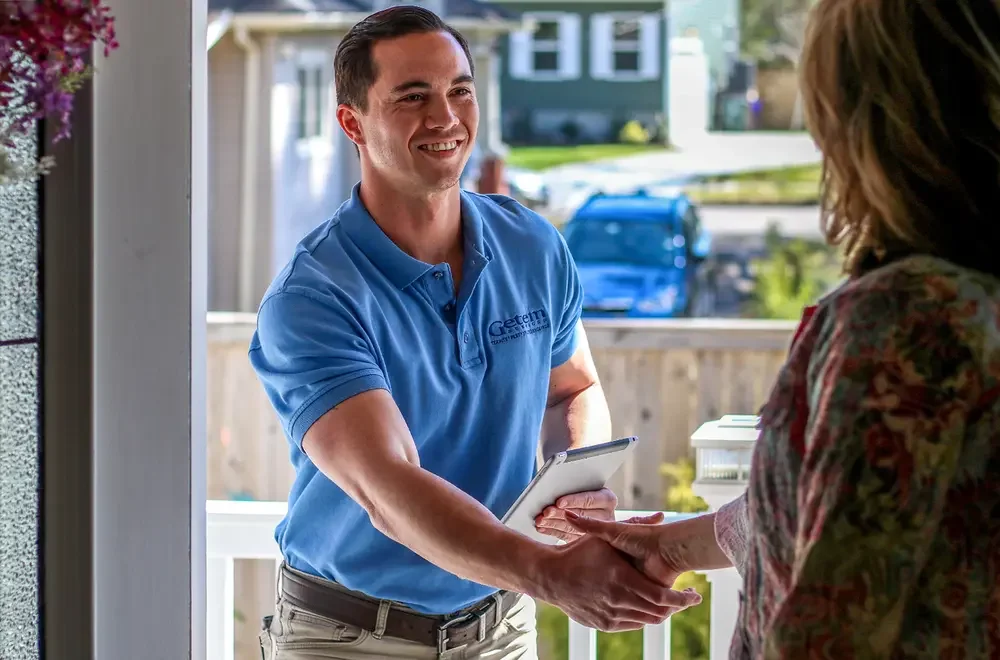 pest control specialist with a norfolk va homeowner