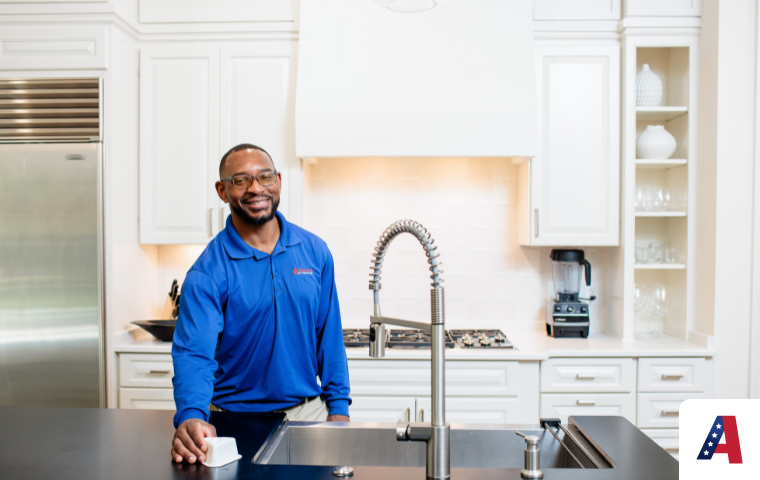 A pest control technician in nashville tn