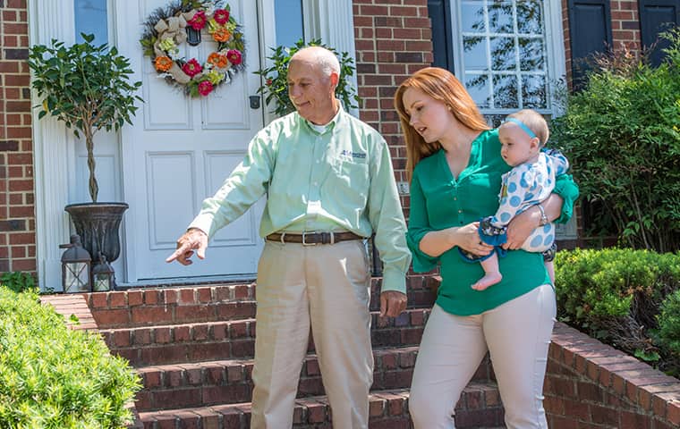 west nashville pest control technician explaining service to homeowner